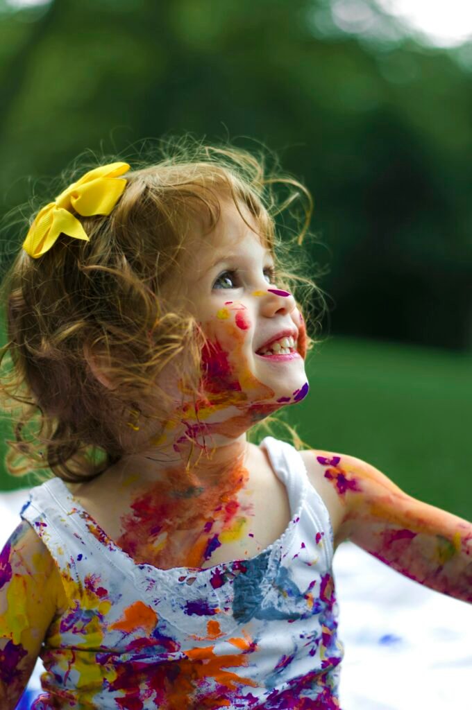 Enfant avec un maquillage artistique face painting