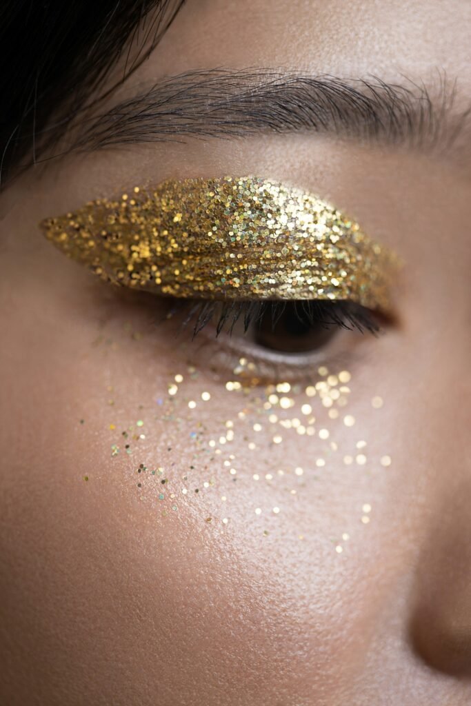 Maquillage pailleté doré glitter paint