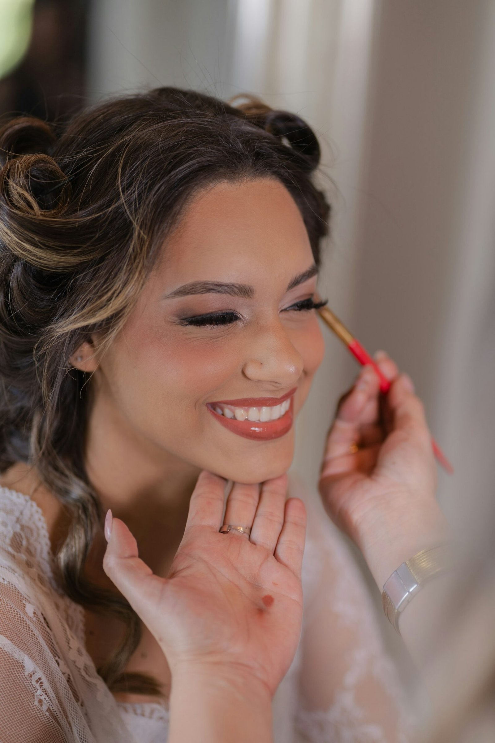 Mise en beauté d’une invitée de mariage